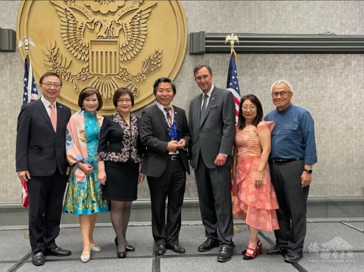 國際領袖基金會共同創辦人Joel Szabat(右三)頒獎給劉效宏博士(中)(國際領袖基金會提供)