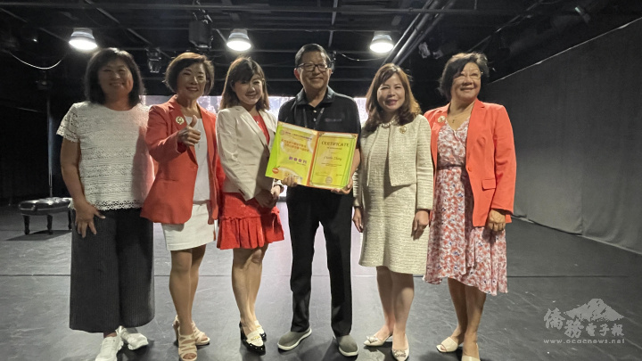 張祥華獲世華頒贈感謝狀，（圖左起）郭秀梅、張淑華、蕭蓓如、張祥華、陳玲華及李彩儀