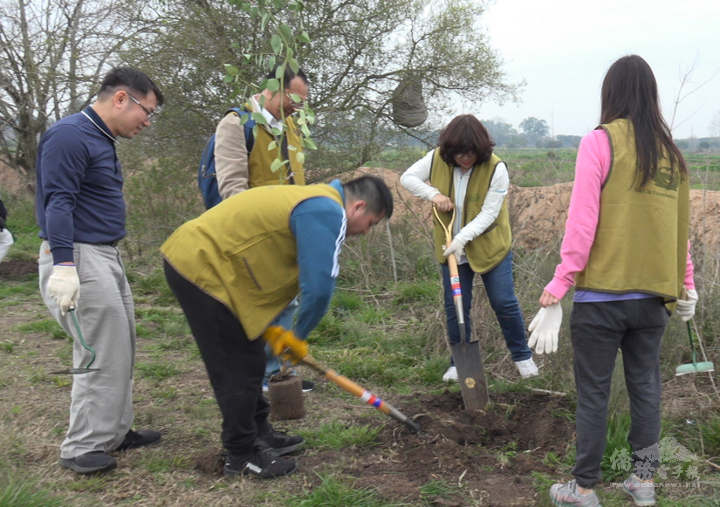 謝妙宏及蔡啟勝參與種樹活動