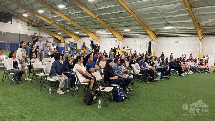 觀眾闔家觀賞節目演出