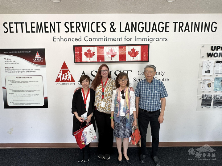 陳碧蓮(右2) 、僑務諮詢委員許平宗(右1)與華人社區服務中心人員合影