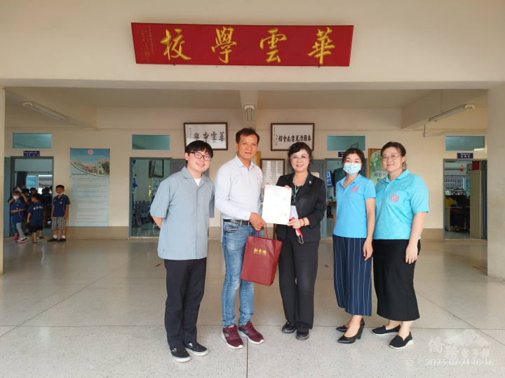 左起：總召何楚硯，華雲學校師長，領隊傅濟功等合影