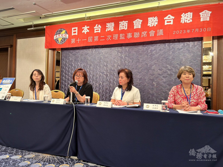 左起僑務組副組長宋惠芸、總會長錢妙玲、秘書長蕭悧悧、監事長洪麗華