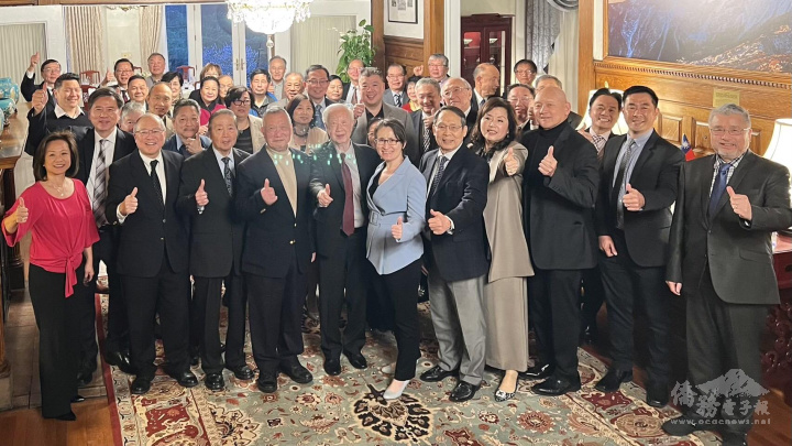 駐美國代表處大使蕭美琴（前排中）與美京中華會館成員於雙橡園餐敘。前排右四為李治瑞