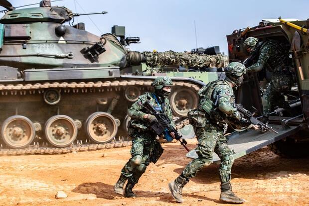 在部隊基地訓練中，實兵模擬接戰系統已納入營教練戰術測考運用。