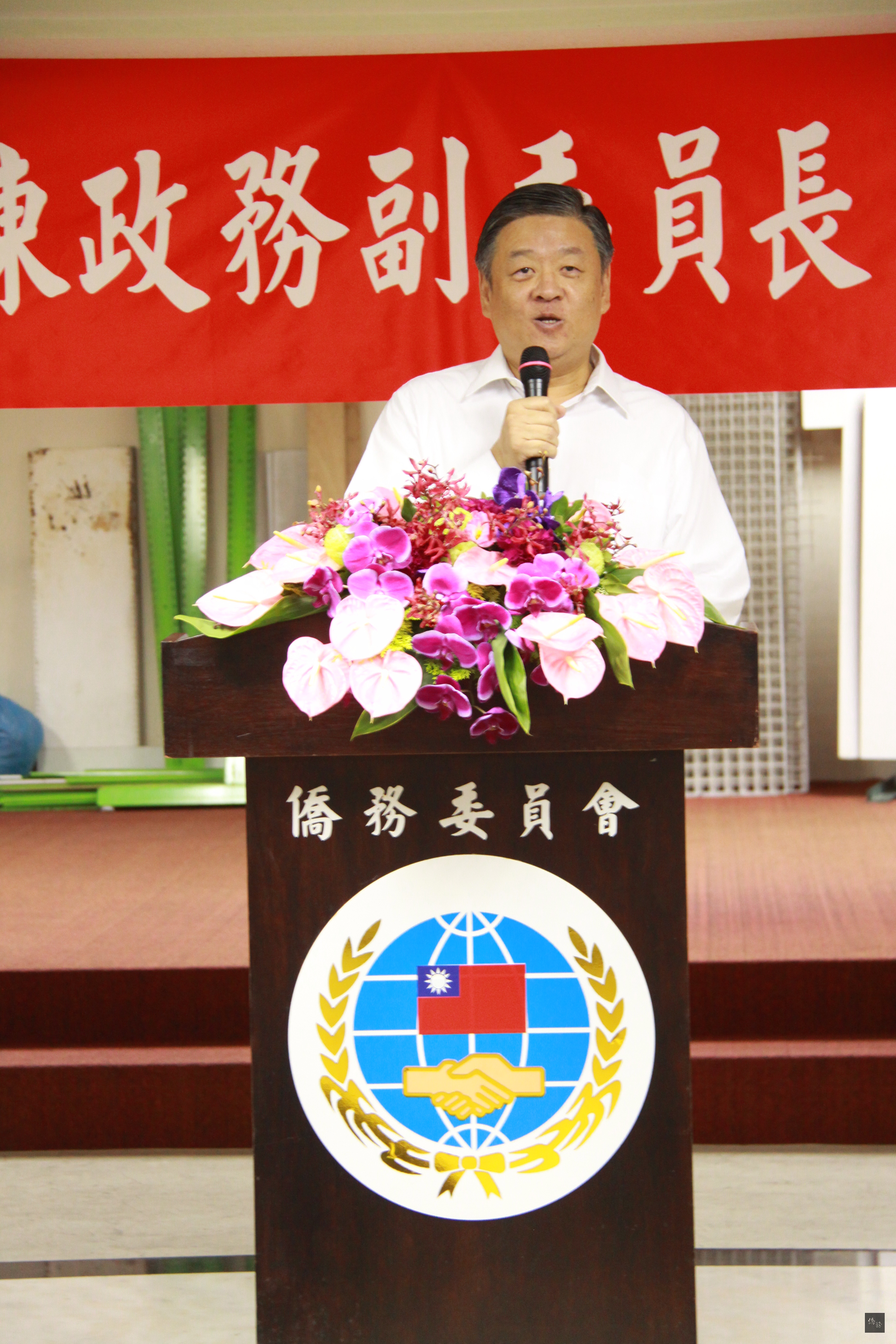 僑委會副委員長呂元榮代表同仁致詞,歡送陳玉梅。