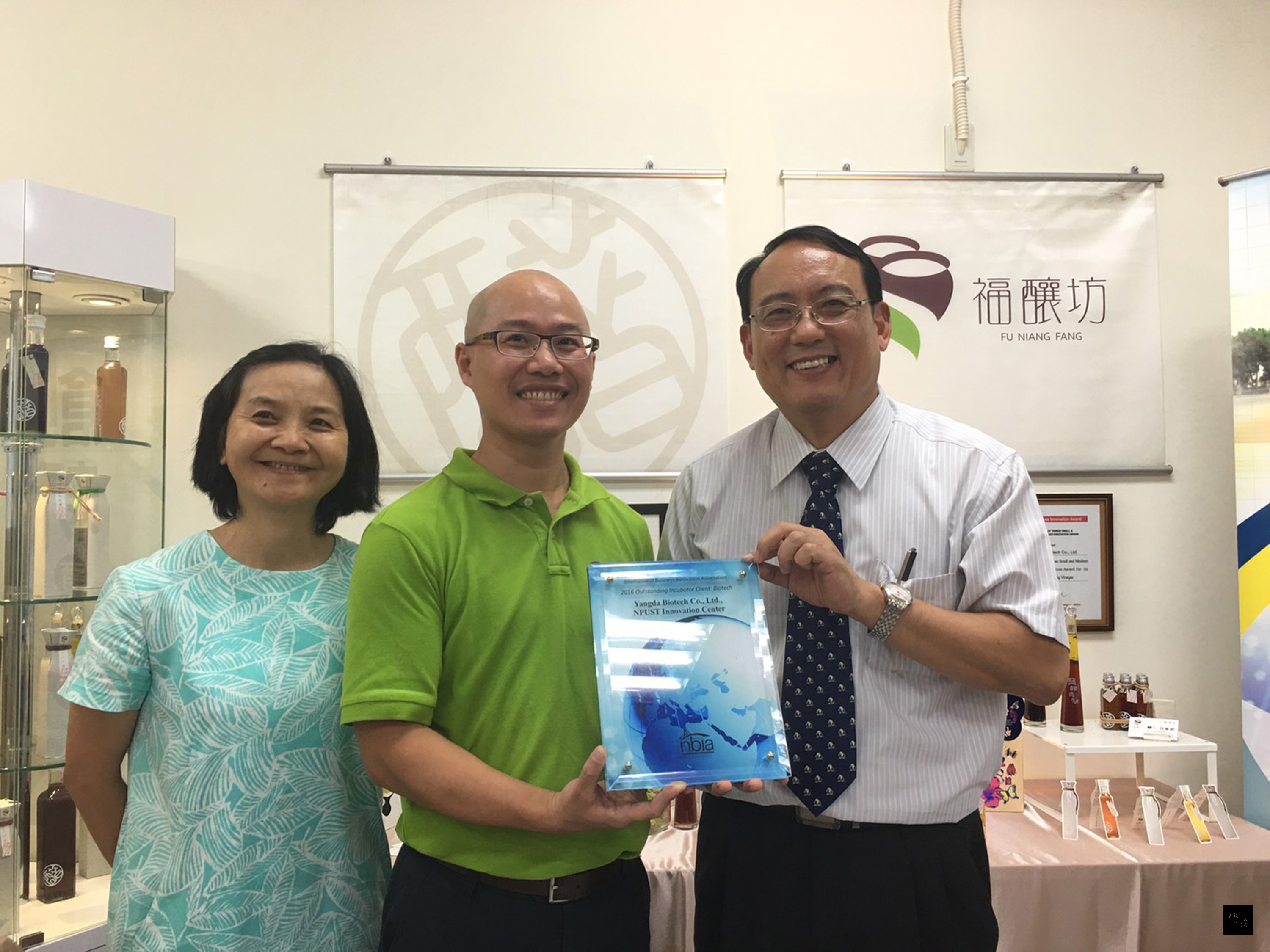 因為兒子得川崎氏症而釀醋創業的蔡福良（中），所釀的醋在獲多項國際獎後，今年再獲美國國際商業創新協會生技類傑出育成企業獎，成為全球唯一獲獎者。（中央社提供）