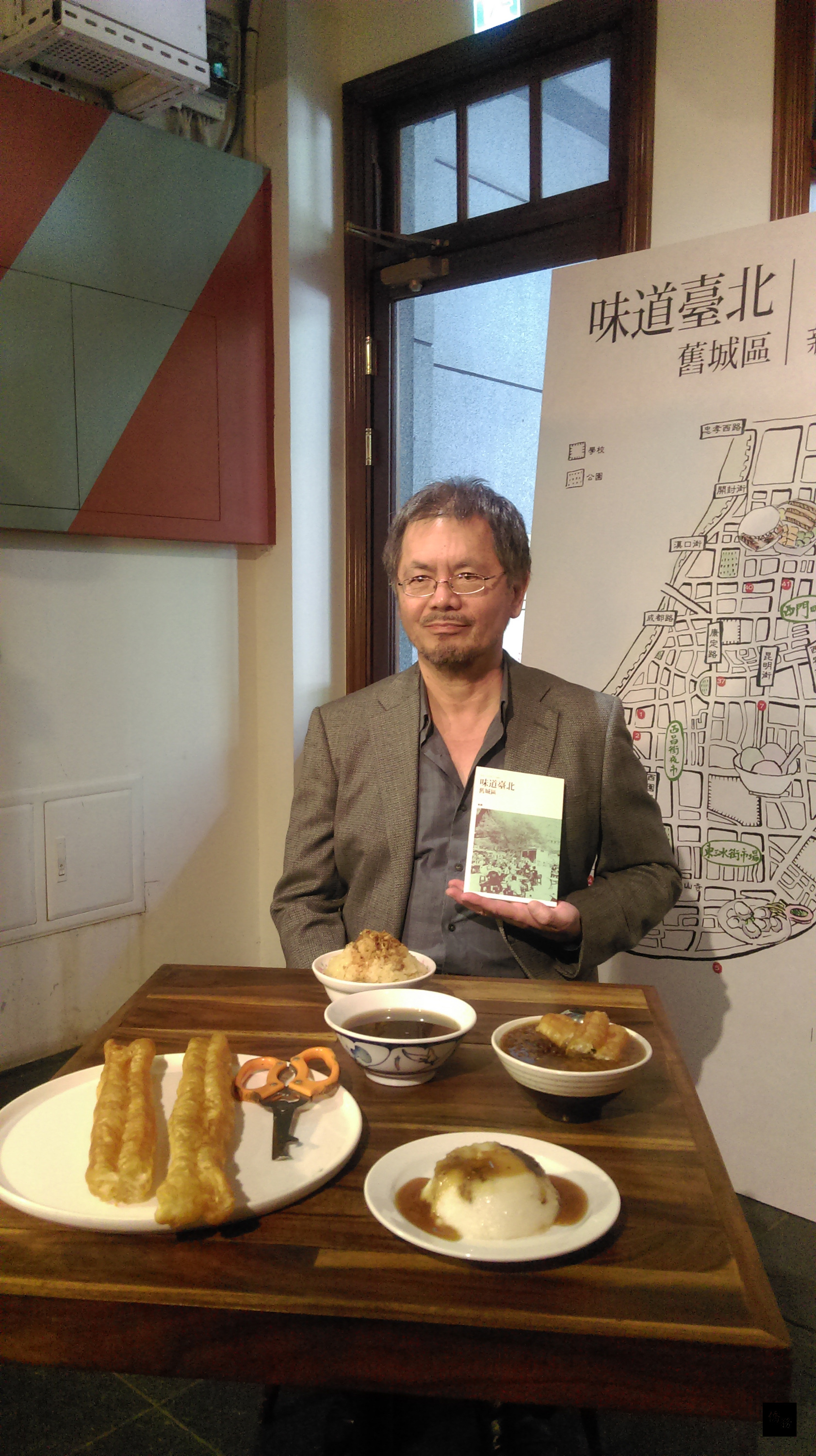 作家焦桐花了半年踏訪試吃，為台北才是小吃之都，他嚴選古早味小吃167家，寫入新書，將以美食引領國內外吃貨大啖台北老味道。（中央社提供）