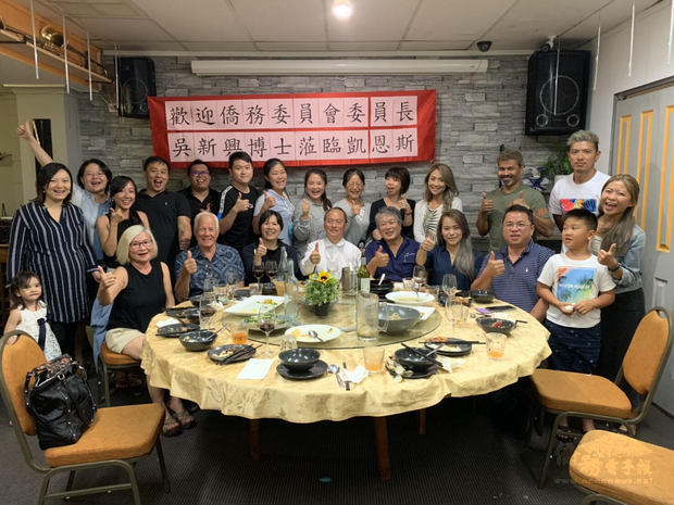 吳新興(前排左4)在凱恩斯與僑胞餐敘,聽取僑胞心聲。