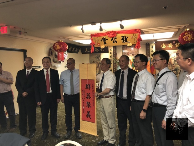 吳新興致贈「群英聚義」字幅