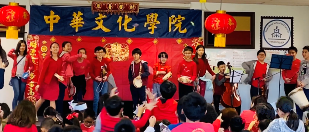 中文班節目表演之後拋撒糖果，小朋友蜂擁而上撿糖情形。（世界日報提供）