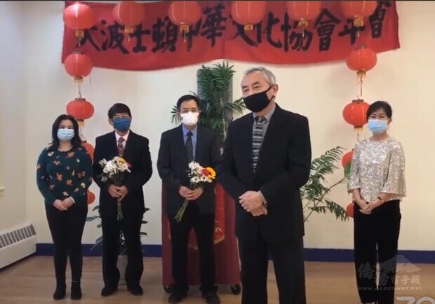 文協新舊會長交接。右起潘慧如、楊哲修、廖超強、楊曉華