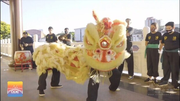 巴拉圭精武體育會German 師父及其道館學員,表演「祥獅獻瑞」歡慶巴拉圭東方市64週年市慶