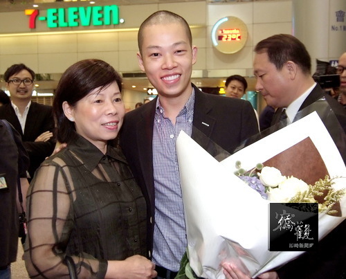 Jason Wu and his mother prepare for his older brother’s wedding banquet.
吳季剛為了參加哥哥的婚禮返台，他的母親（左）前往接機獻花。