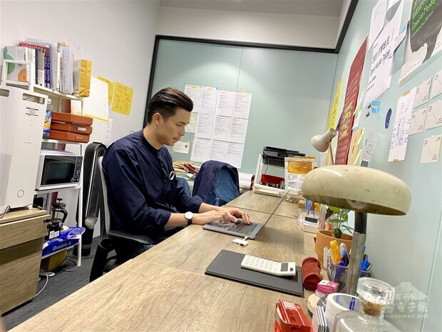 Wu working in his studio in downtown Taipei. CNA photo Oct. 30, 2020