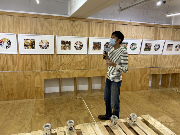 藝術家吳修銘以「百位唱片行－市場景觀色譜計畫」策劃展覽，將市場的攤販、景觀透過科技分析轉化成樂音，呈現該處生活情境與氛圍，盼讓更多人重新聽到、感覺到傳統市場氛圍，也喚醒過往簡單生活的記憶。（中央社提供）