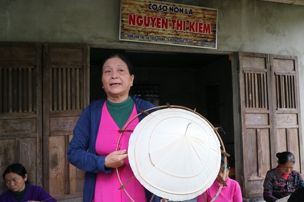 阮氏鉗（圖）召集弱勢婦女一起傳承越南斗笠的製作工藝，也讓她們能賺取生活費、補貼家用。