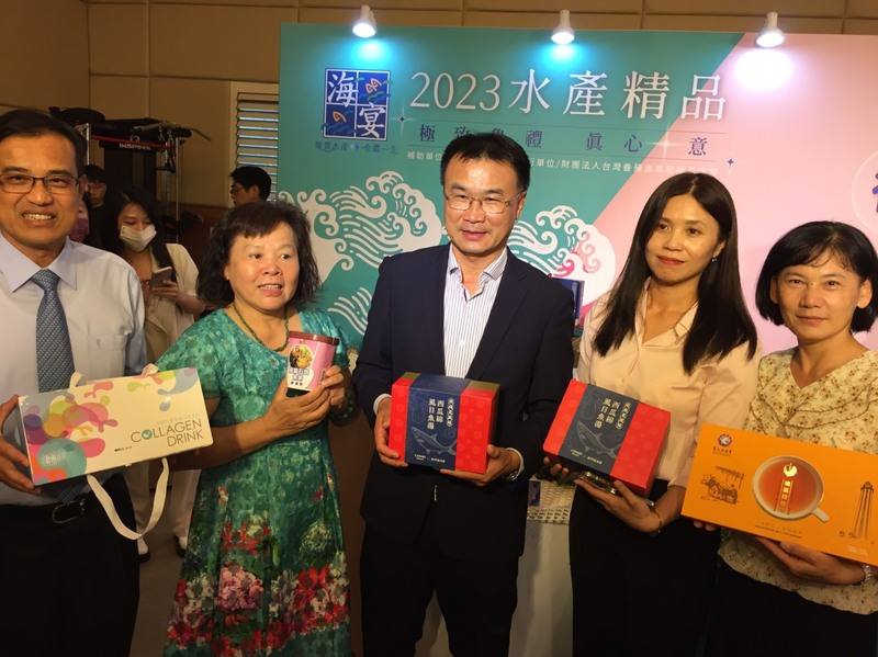 農業部漁業署16日舉辦「2023海宴水產精品頒獎典禮」，農業部長陳吉仲（中）表示，這次參賽水產品逾百件，經過重重關卡入選的20件，象徵著好幾個政策面的含義。