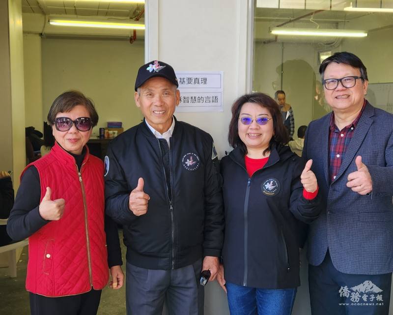 左起：林寶玉老師、江文通、陳詠詔及徐嘉鴻牧師於客家文化班教室前合影