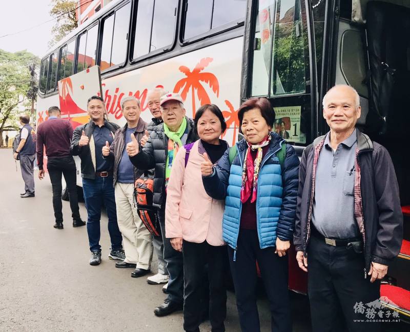 兩地僑領共同搭乘專車前往亞松森市