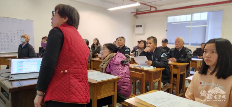 學員們認真地跟隨老師學習客語