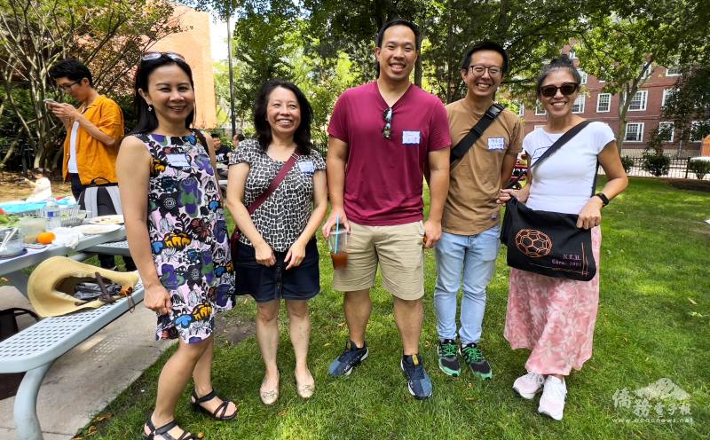 曾任波士頓臺大校友會會長的吳杏玫(右一)帶著化學系書包，和化學系校友朱治齊(中)、許翠玲(左二)等人相見歡