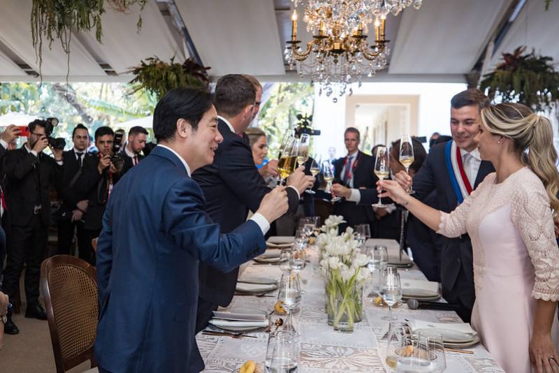 賴副總統應邀出席貝尼亞總統伉儷午宴，席間與各國慶賀團成員互動熱絡