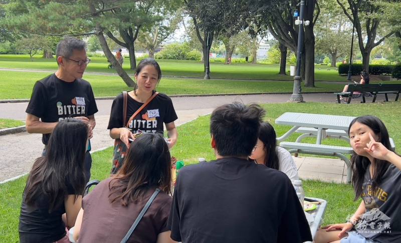 波士頓臺灣影展協會會長李宜庭(後右)和顧問林嘉賢一起向臺大校友會介紹第四屆影展內容