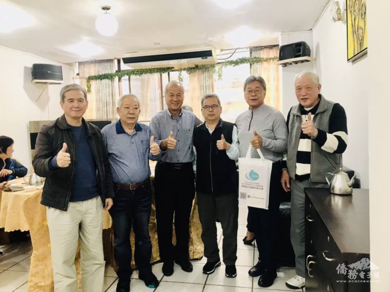 東方市臺灣會館理事長江順昌(左三)、秘書長、重要幹部主辦歡迎午宴，阿根廷僑聯會理事長李昆堯(右一)致贈伴手禮