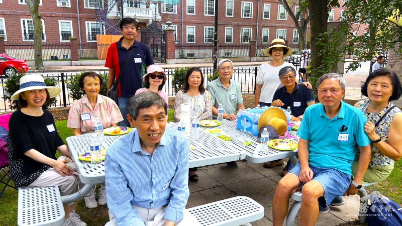 波士頓臺大校友會的老校友夫婦，右起林麗珠、陳恒憲，顏勝義夫婦，張越麒夫婦，以及左一李以蕙，許聰玲(左二)，賴政宏(左前)等人