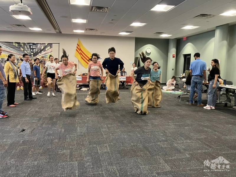 義工們參與越南的套袋賽跑