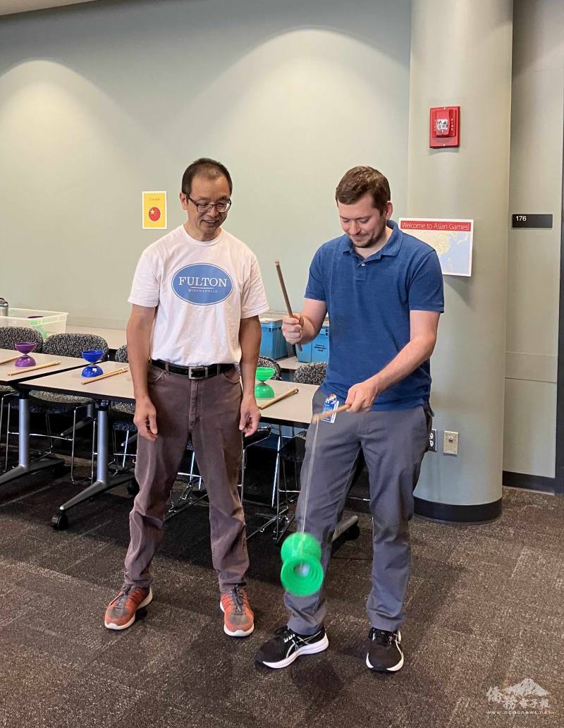 明州臺灣文化服務中心帶來扯鈴表演