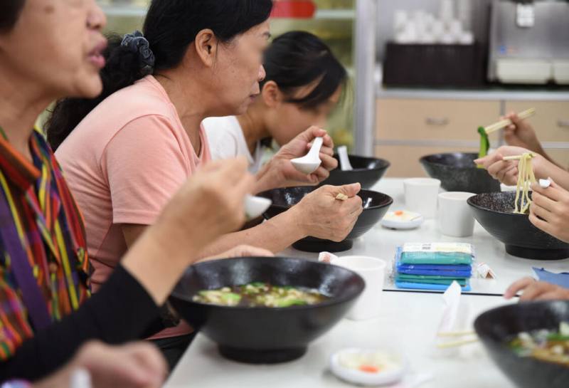 台中市南區新榮里長蔡明昌、江川里長楊明俊攜手麵店老闆推出軟嫩牛肉麵公益活動，讓暖心餐點深入周圍社區鄰里，盼把溫暖送進更多孩子、獨居長者們手中。（蔡明昌提供）