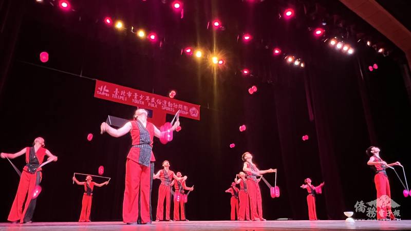 扯鈴隊的十人拋雙鈴、八人直立鈴的招式豐富，隊形變換帥氣。