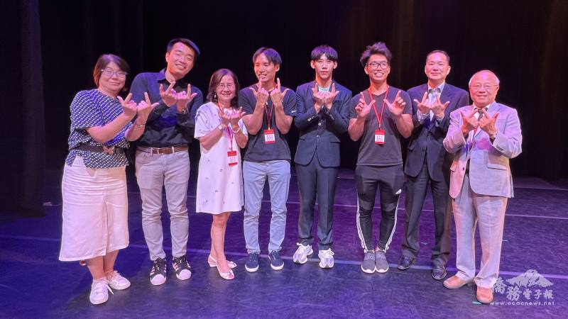 臺美扯鈴手相見歡，左起﹕楊敏玲、Ryan、林慧綺、嚴康安、王子昀、羅英九、陳永豐、王金智。