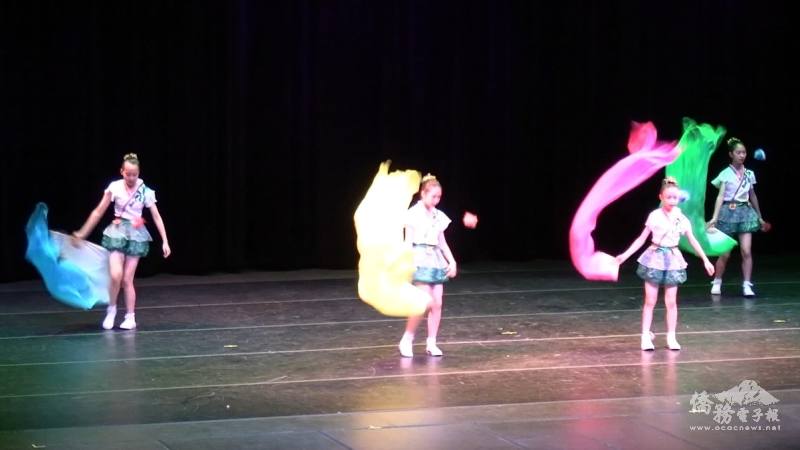 學生利用課餘時間練習扯鈴、跳繩跟毽子，值得我們鼓勵。