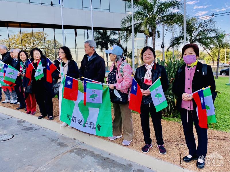 阿根廷僑胞在副總統賴清德下榻旅館準備歡迎副總統到訪