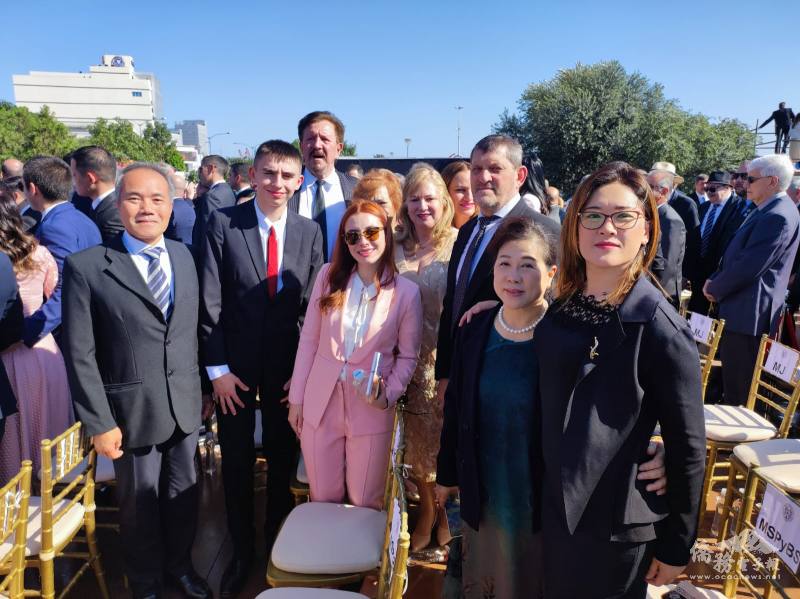 巴拉圭華人慈善基金會代表與當地政要合影