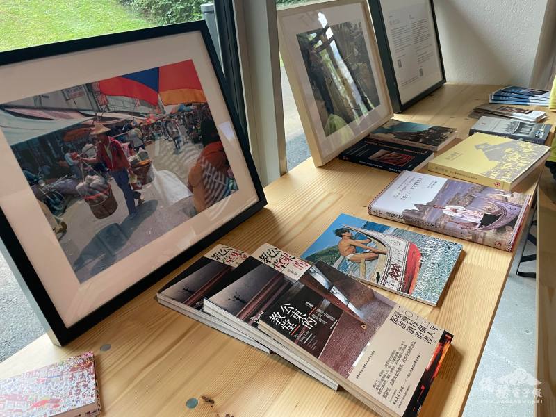 現場展示中德文白冷會書籍