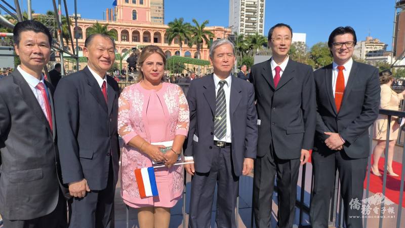 巴拉圭華人慈善基金會代表與當地政要合影