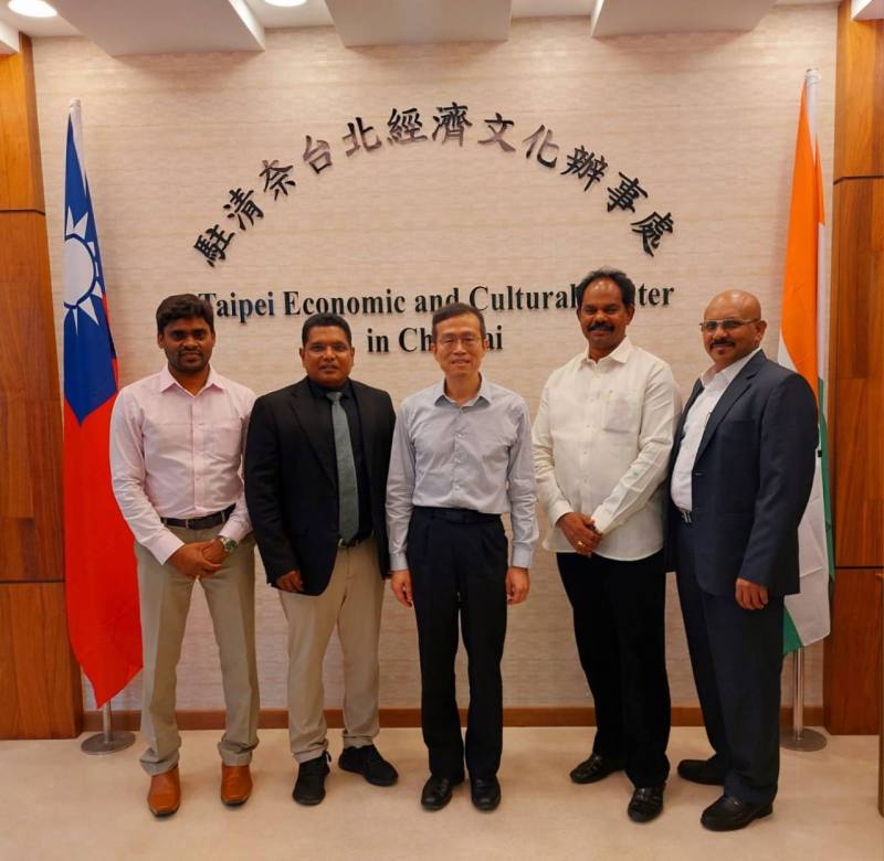 金石國際醫學院人員與陳俊郎處長於駐處合影