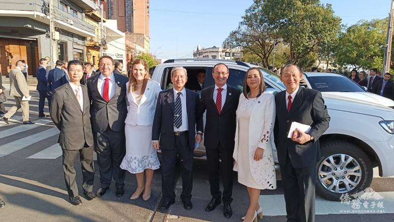 巴拉圭華人慈善基金會代表與巴拉圭新任衛福部長巴蘭（左三）及國防部長岡薩雷斯（右三）合影