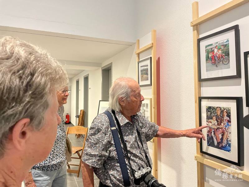 修士林志柔為參觀民眾解說照片