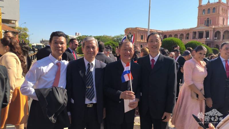 巴拉圭華人慈善基金會理事簡岳榮、監事長郭鳳文、亞松森分會會長洪嘉駿、秘書長邱俊傑於就職典禮上合影