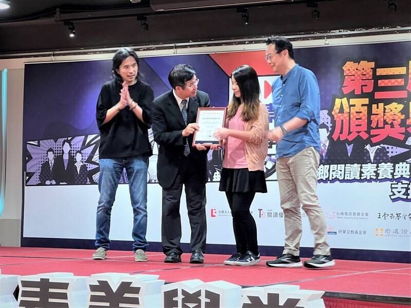 台灣素養教育協會推動「未來素養學堂」，以數位化教學結合特色課程，幫助偏鄉學校「減C」，教育部長潘文忠（左2）18日出席第3屆頒獎典禮，肯定參與教師的努力。