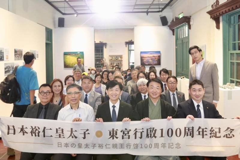 台南市副市長葉澤山（前排中）和日本京都市議會議員寺田一博（前排右2）等人，18日走訪原台南縣知事官邸，追尋百年前日本裕仁皇太子「東宮行啟」的足跡，並合影留念。（台南市政府提供）
