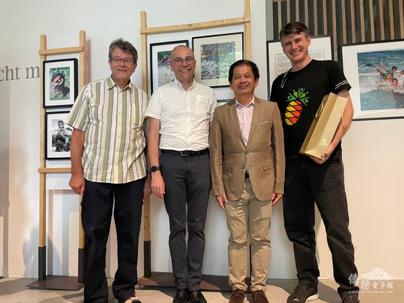 由左到右：瑞士白冷會之友會會長Peter Trutmann, 白冷會會長 Ludovic Nobel, 駐瑞士代表處大使黃偉峰, 小旺萊文化協會會長 Georg L’Homme