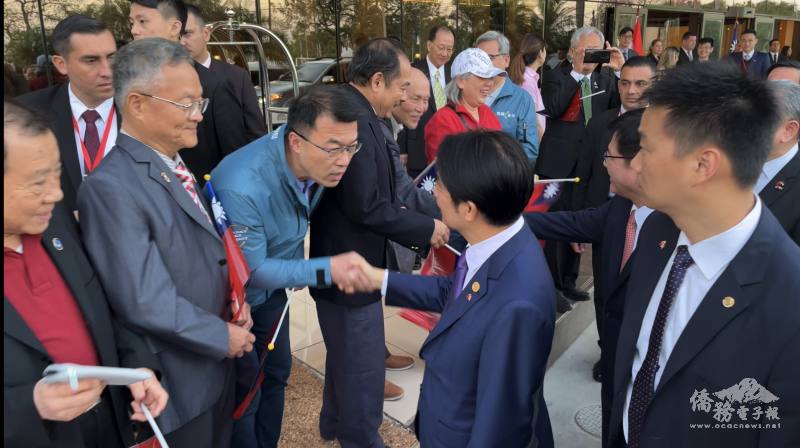 一一向在場僑胞握手致意