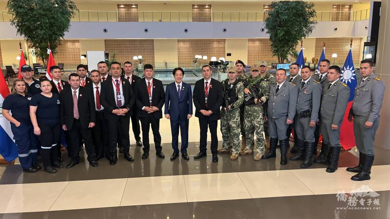 賴清德與巴國維安人員合影
