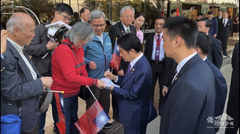 親切為僑胞簽名留念